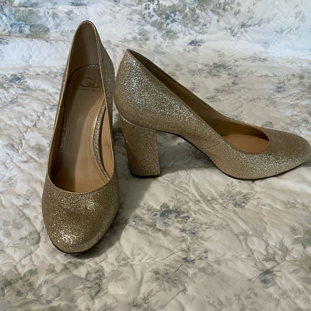 Gianni Bini Women’s gold block heels size 9